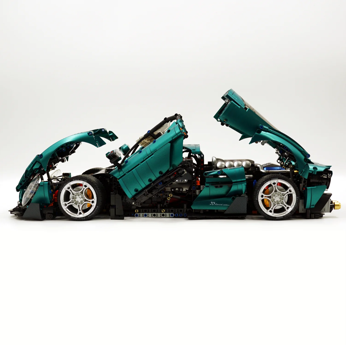 1:8 Romeo 33 Stradale supercar (3861 pieces)