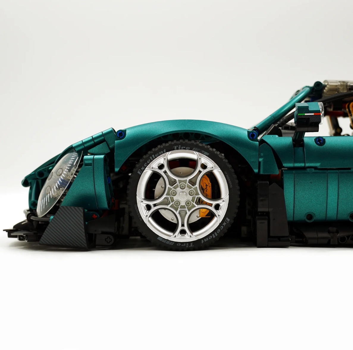 1:8 Romeo 33 Stradale supercar (3861 pieces)