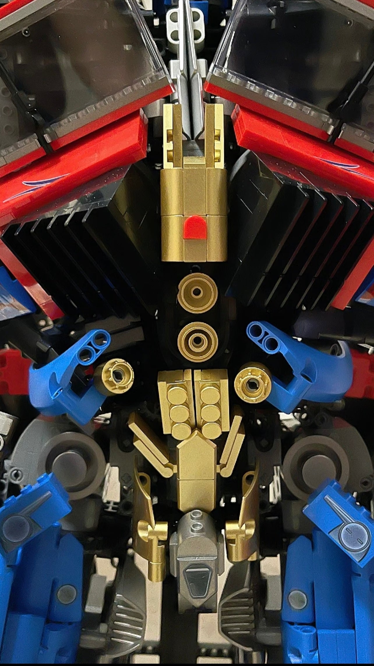 Giant Optimus Prime, 78.6CM long, 61cm wide, 100CM high, a total of 8862 PCS