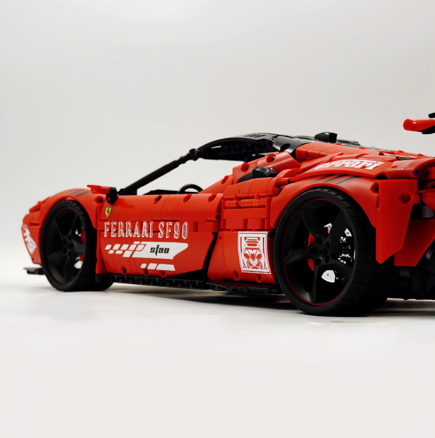 1:8 SF9OXX Classic Red/White, the Ultimate Building Block Supercar (4100 pieces)