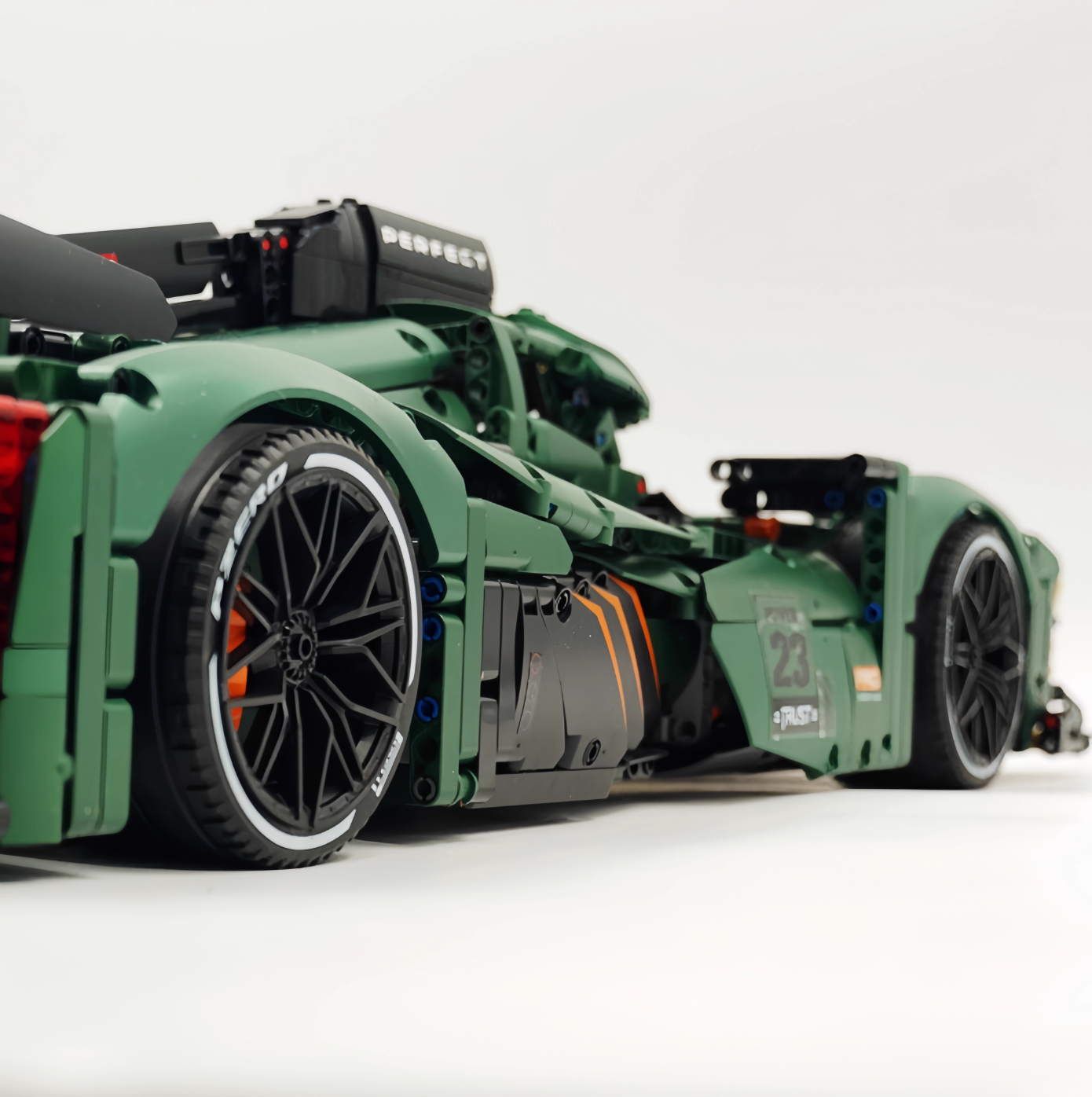 1:8 Le Mans building block supercar model (3746 pieces)