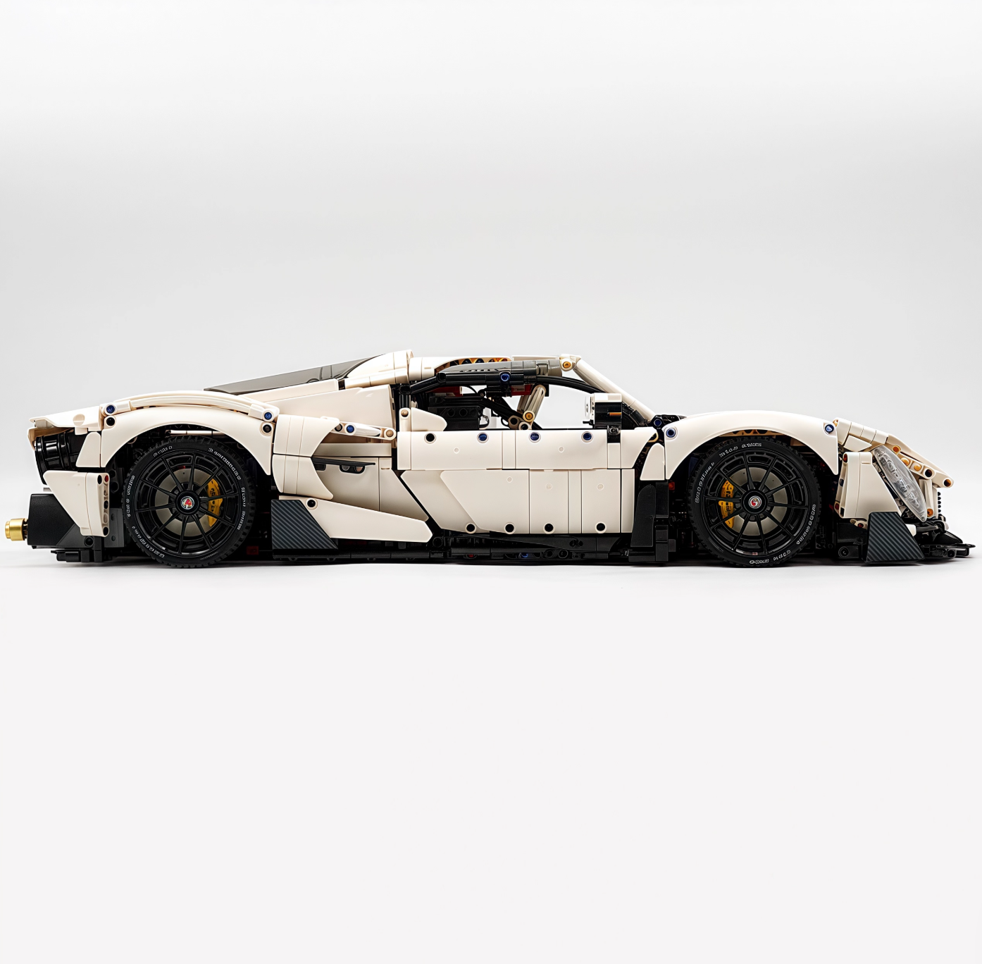 1:8 Romeo 33 Stradale supercar, White Goddess static custom version building block supercar (3861 pieces)