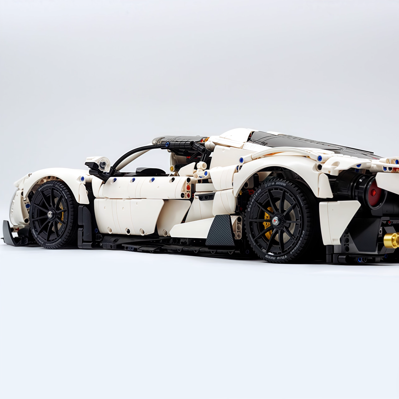 1:8 Romeo 33 Stradale supercar, White Goddess static custom version building block supercar (3861 pieces)