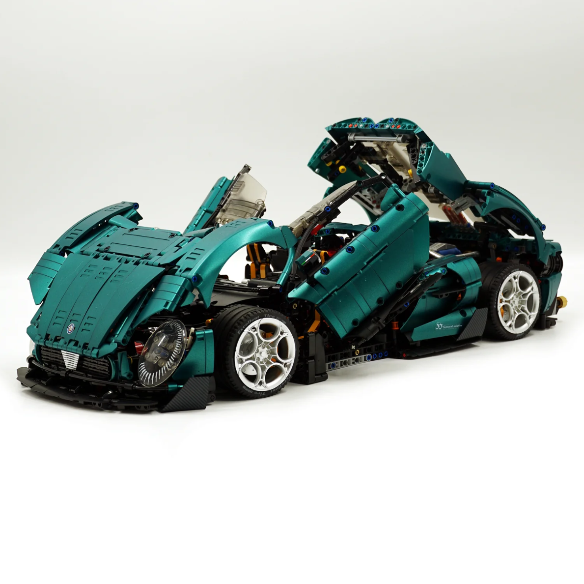 1:8 Romeo 33 Stradale supercar (3861 pieces)