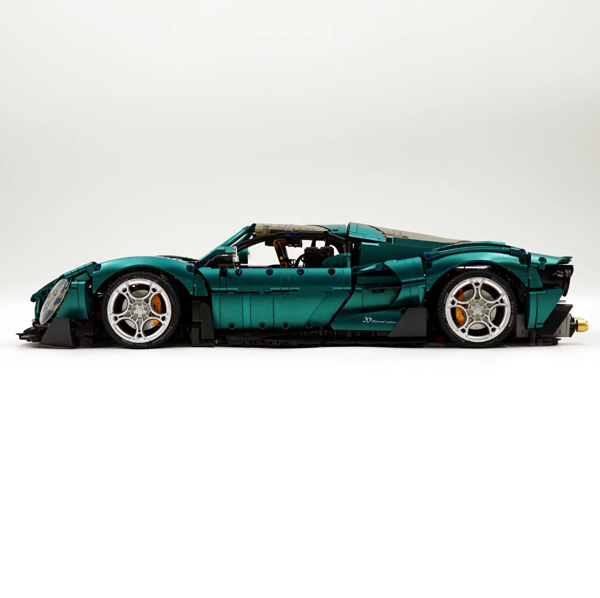 1:8 Romeo 33 Stradale supercar (3861 pieces)