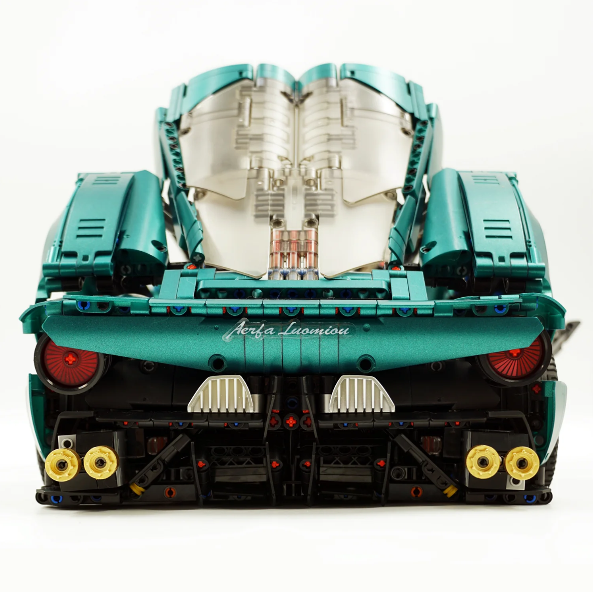 1:8 Romeo 33 Stradale supercar (3861 pieces)
