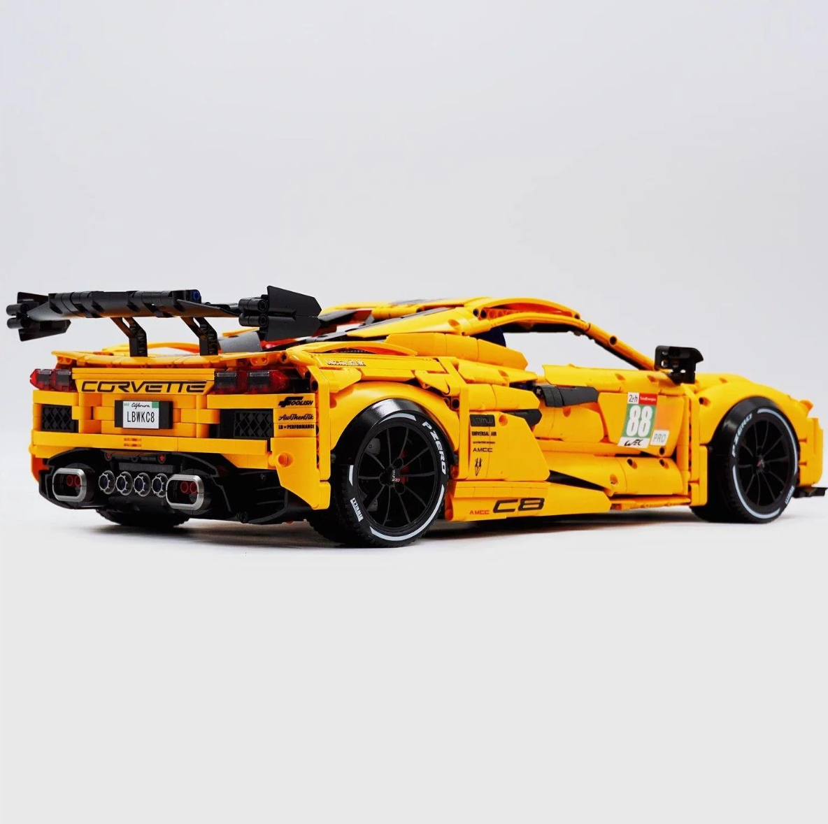 1:8 C8 supercar building kit (3788 pieces)