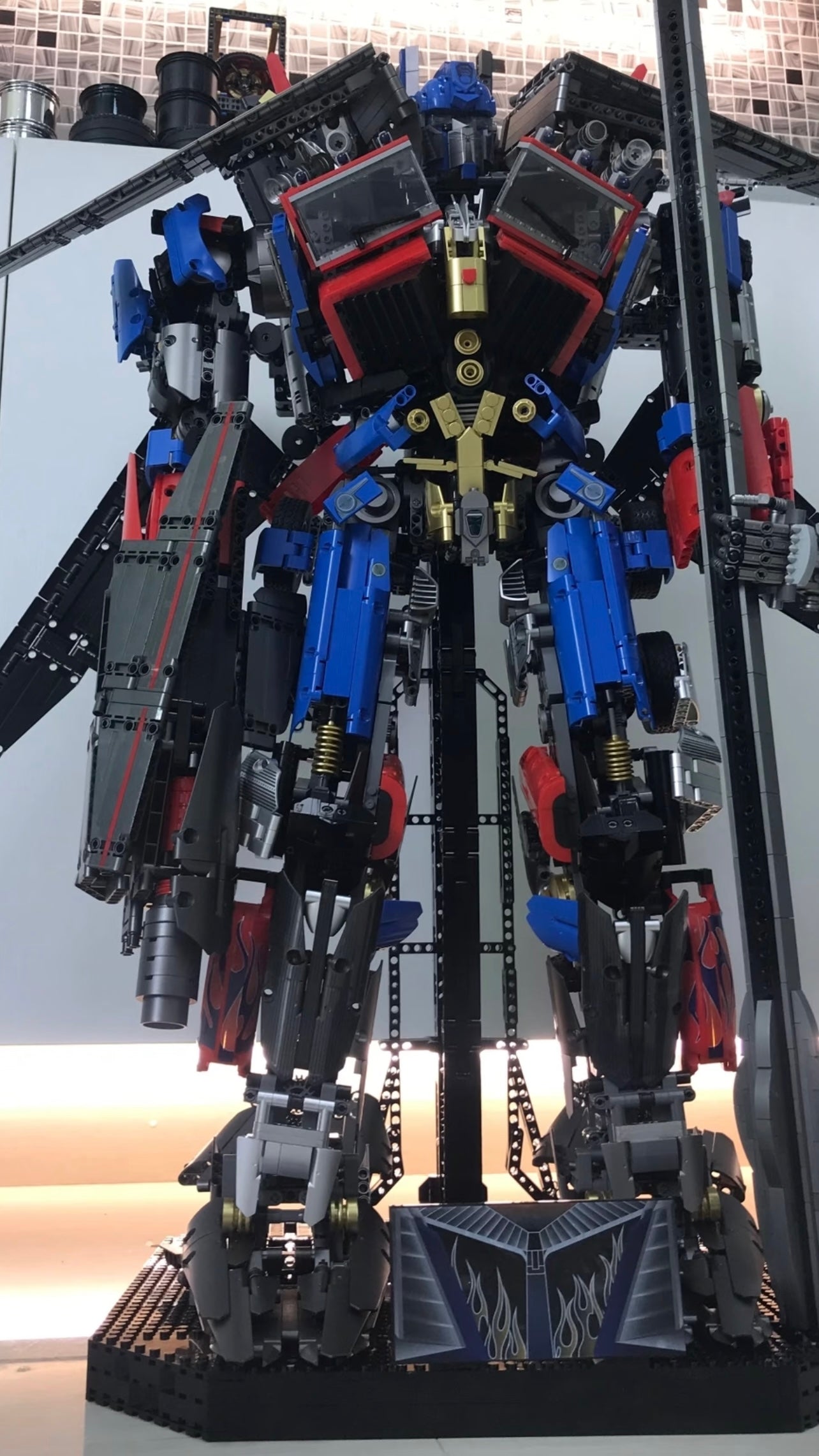 Giant Optimus Prime, 78.6CM long, 61cm wide, 100CM high, a total of 8862 PCS
