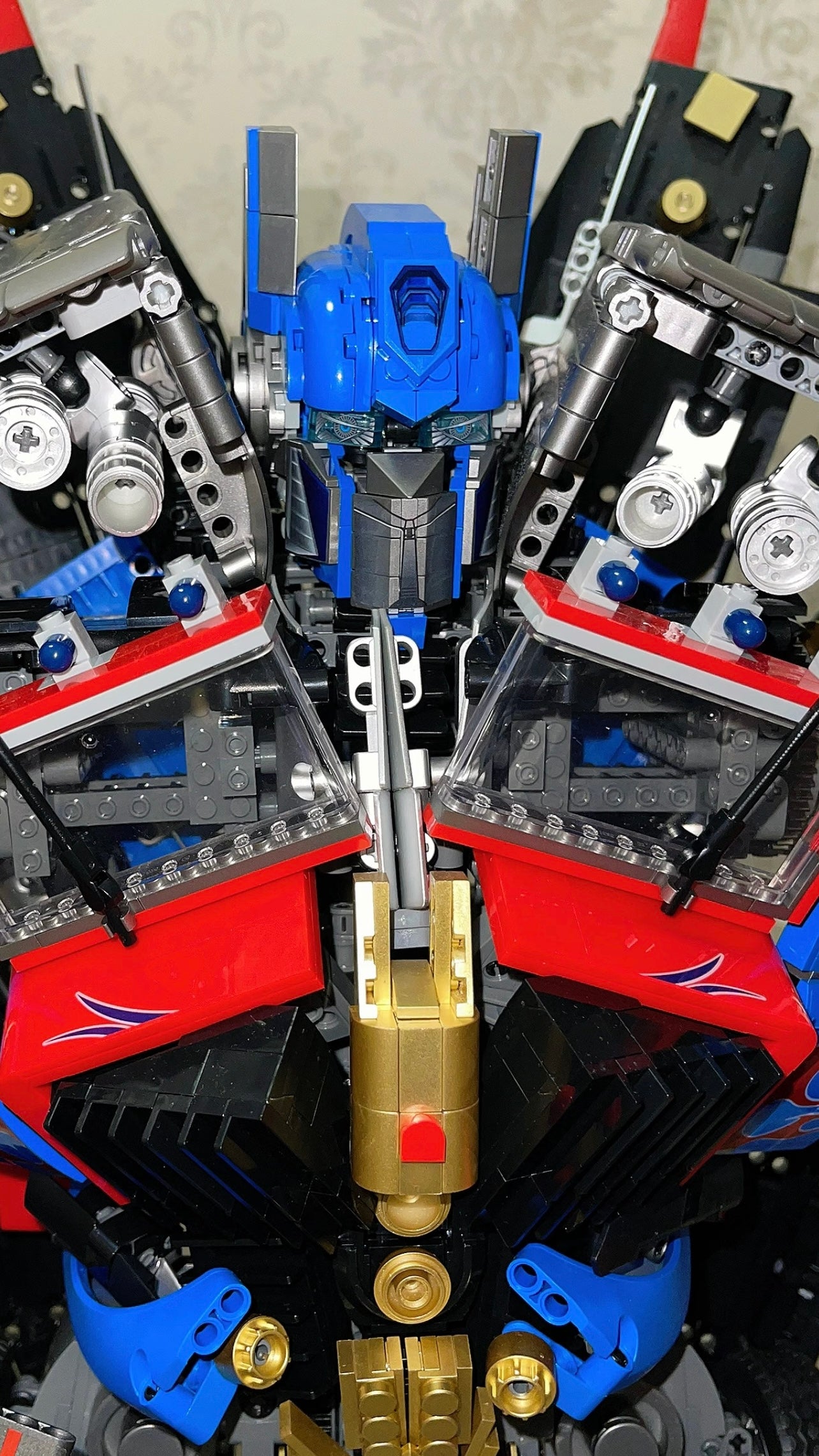 Giant Optimus Prime, 78.6CM long, 61cm wide, 100CM high, a total of 8862 PCS