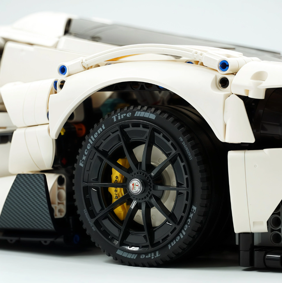 1:8 Romeo 33 Stradale supercar, White Goddess static custom version building block supercar (3861 pieces)