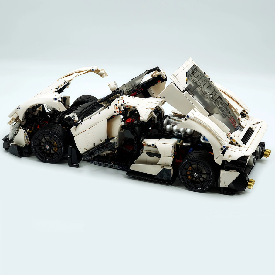 1:8 Romeo 33 Stradale supercar, White Goddess static custom version building block supercar (3861 pieces)