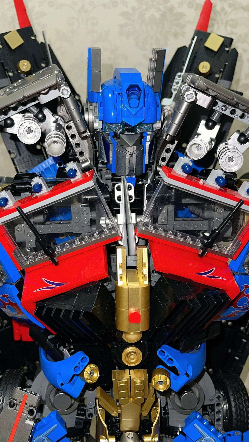 Giant Optimus Prime, 78.6CM long, 61cm wide, 100CM high, a total of 8862 PCS