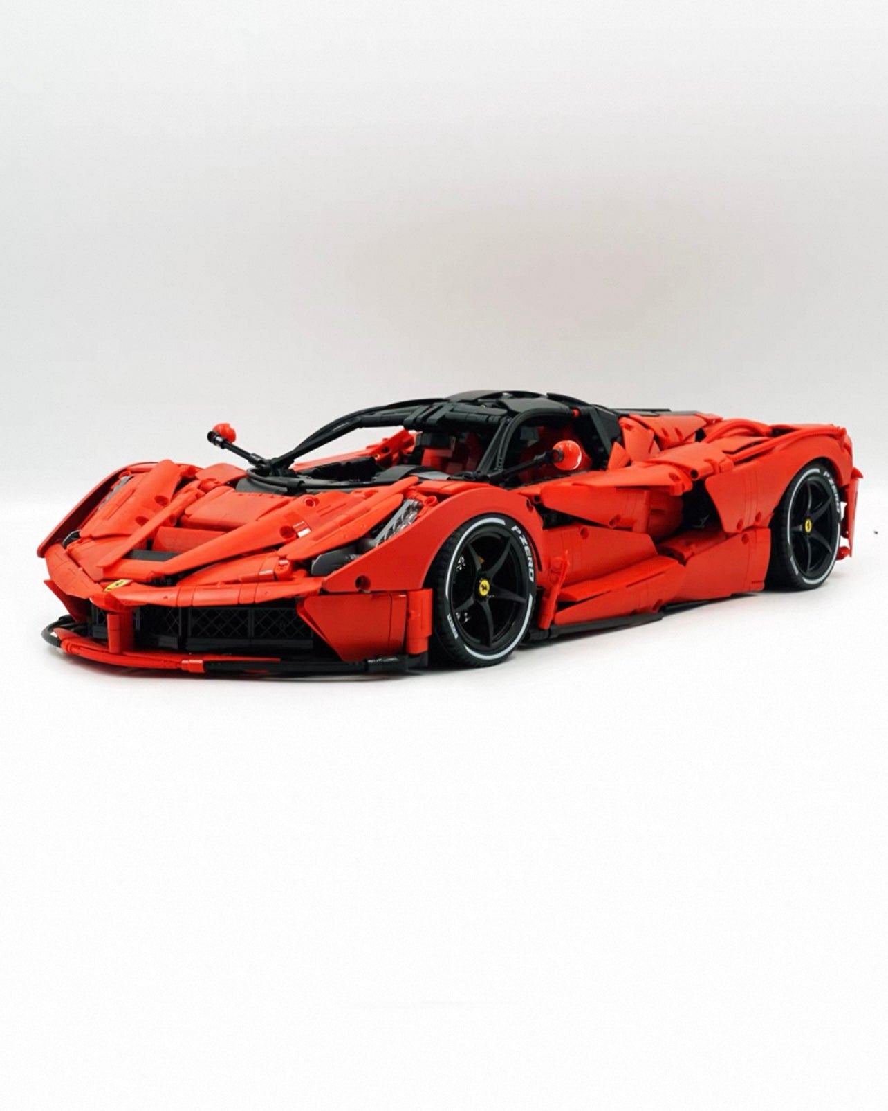 1:8 scale supercar, classic red, with an oversized rear wing (4739 pieces)