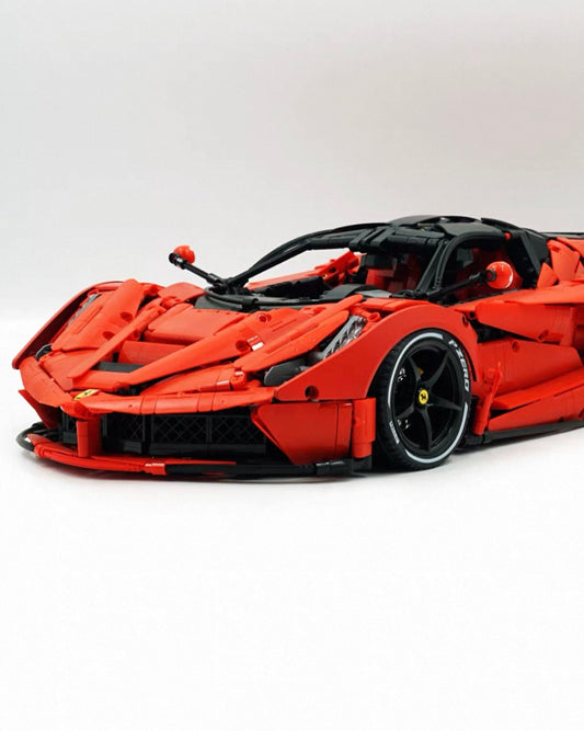 1:8 scale supercar, classic red, with an oversized rear wing (4739 pieces)