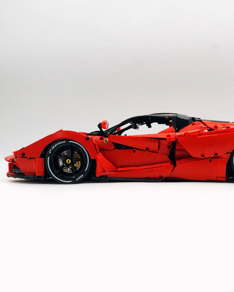 1:8 scale supercar, classic red, with an oversized rear wing (4739 pieces)