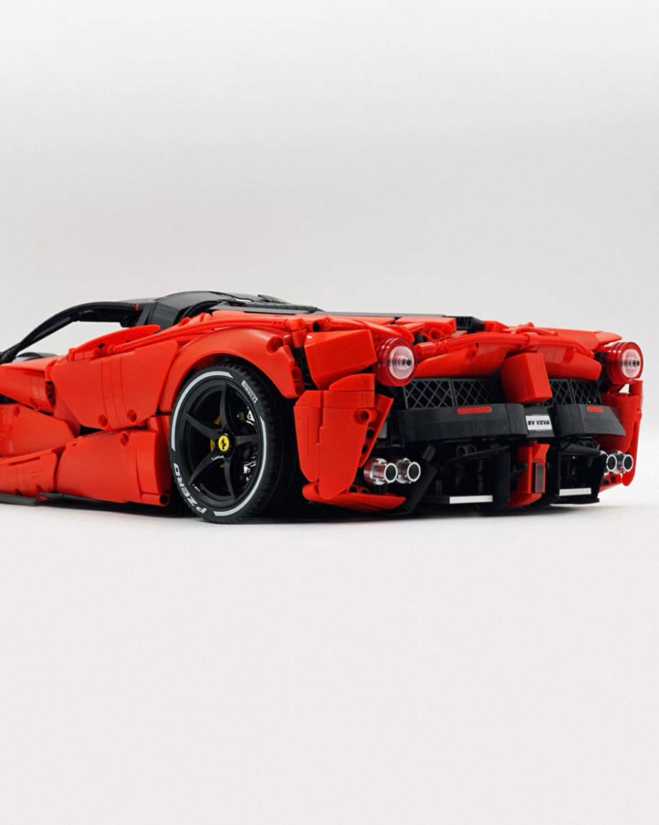 1:8 scale supercar, classic red, with an oversized rear wing (4739 pieces)