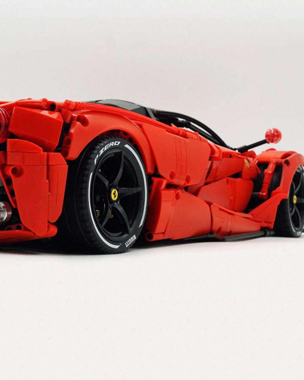 1:8 scale supercar, classic red, with an oversized rear wing (4739 pieces)
