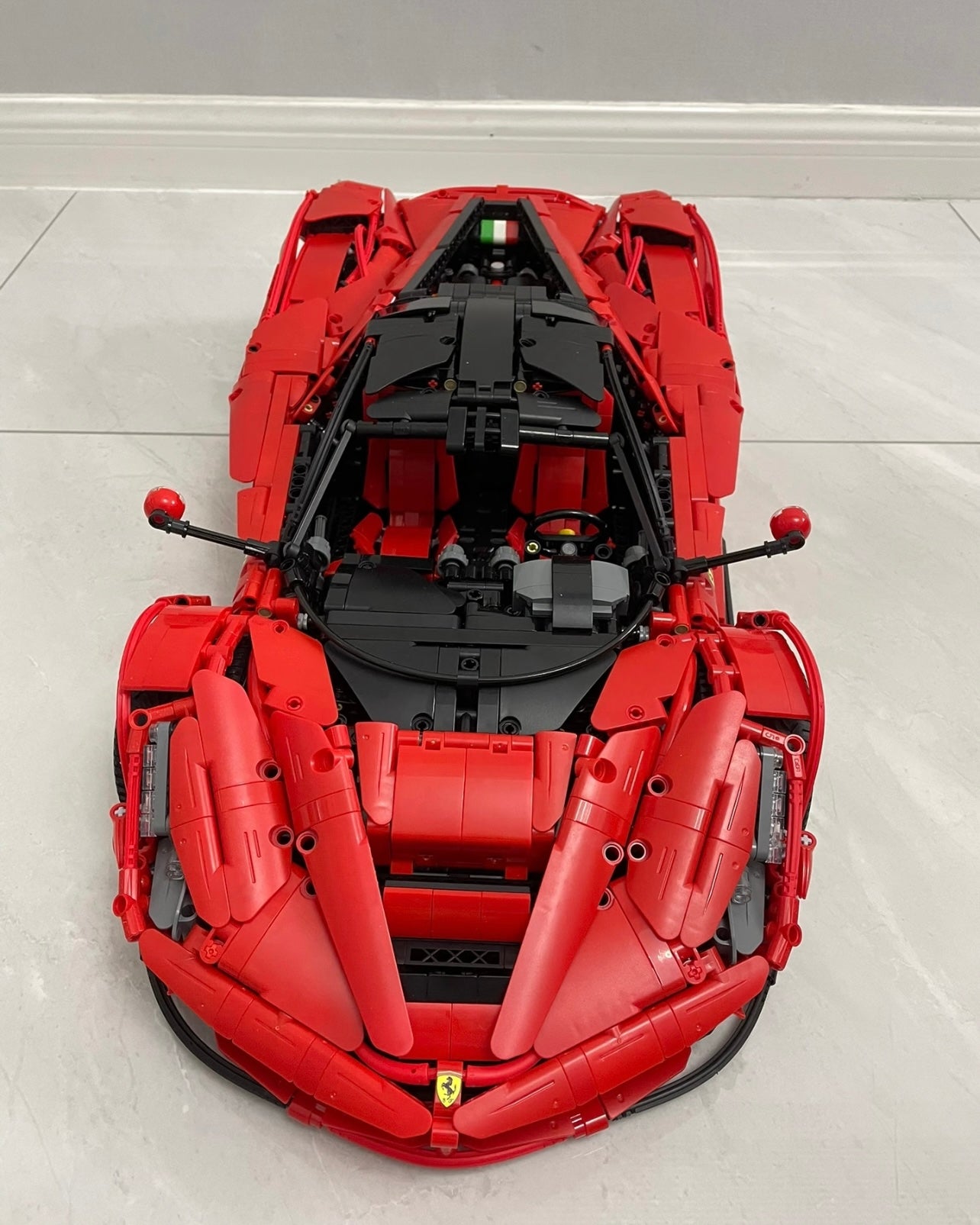 1:8 scale supercar, classic red, with an oversized rear wing (4739 pieces)