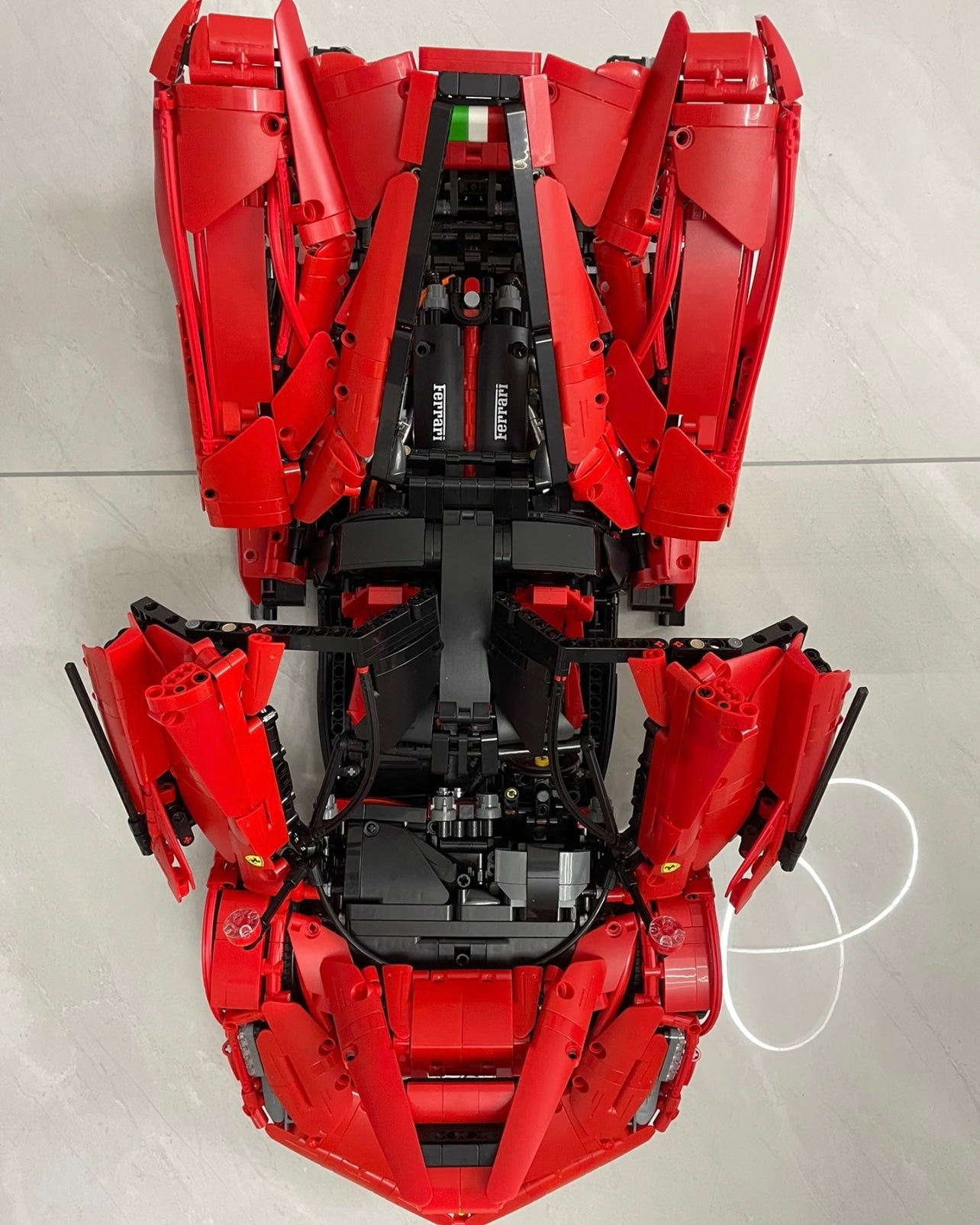 1:8 scale supercar, classic red, with an oversized rear wing (4739 pieces)