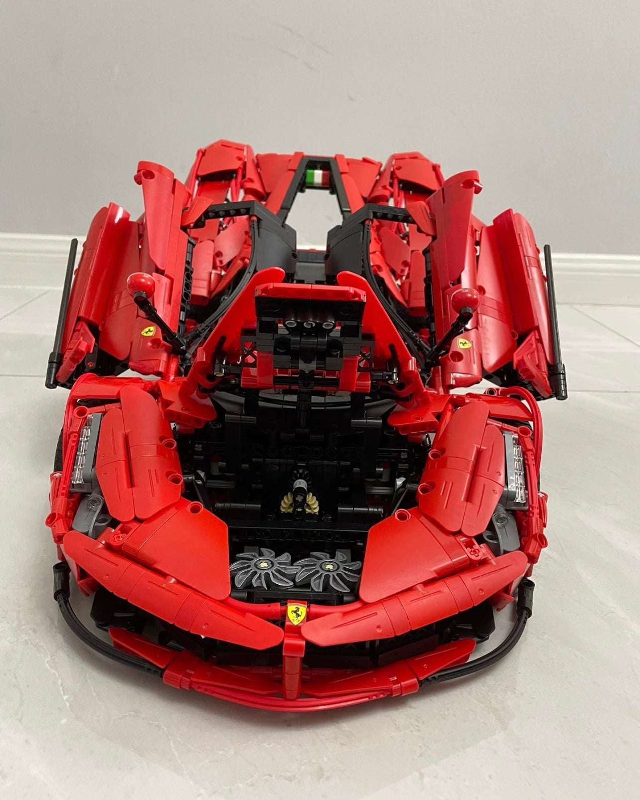 1:8 scale supercar, classic red, with an oversized rear wing (4739 pieces)