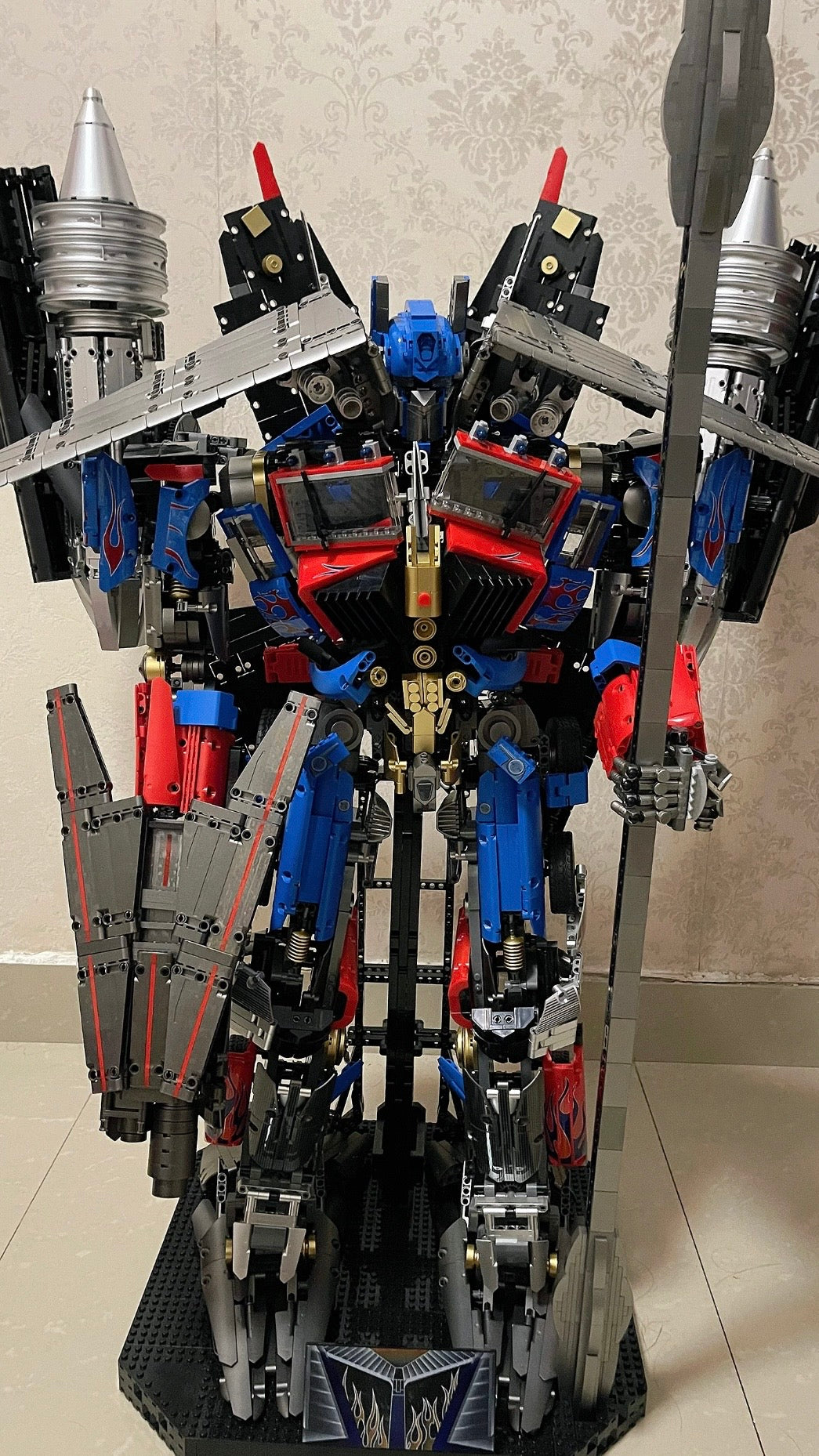 Giant Optimus Prime, 78.6CM long, 61cm wide, 100CM high, a total of 8862 PCS
