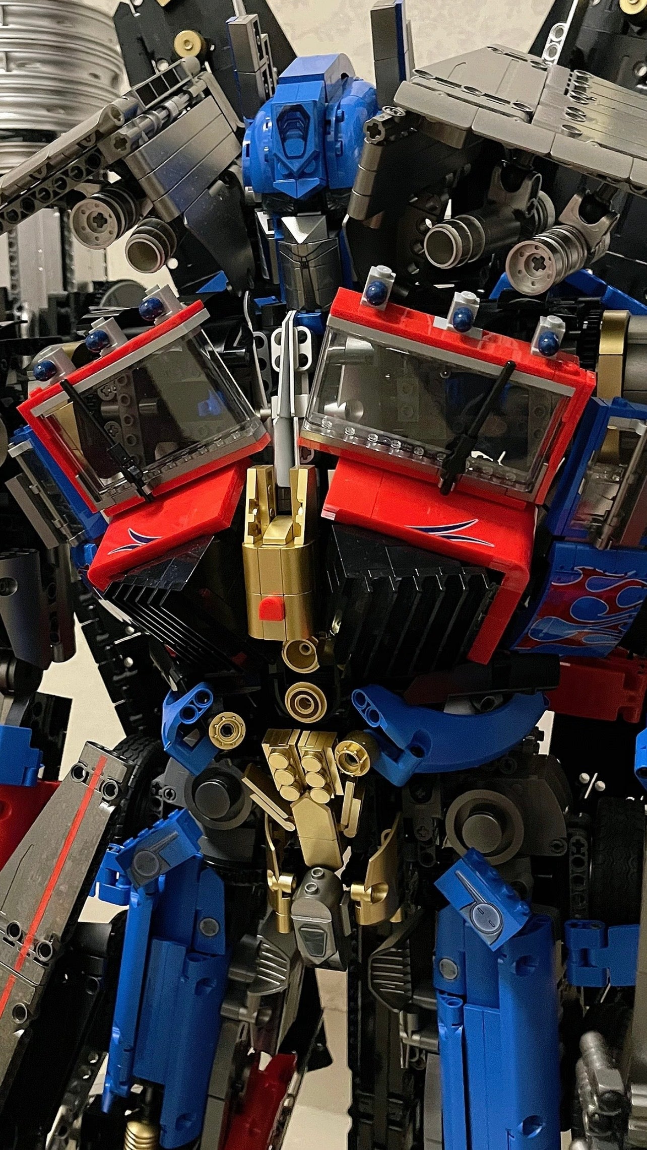 Giant Optimus Prime, 78.6CM long, 61cm wide, 100CM high, a total of 8862 PCS