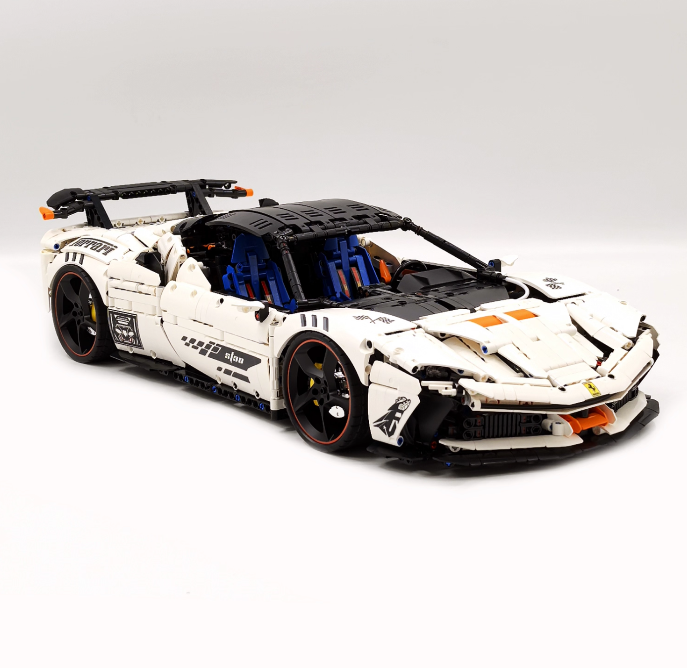 1:8 SF9OXX Classic Red/White, the Ultimate Building Block Supercar (4100 pieces)