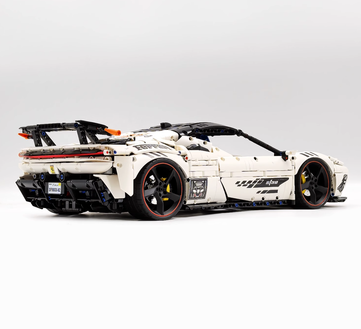 1:8 SF9OXX Classic Red/White, the Ultimate Building Block Supercar (4100 pieces)