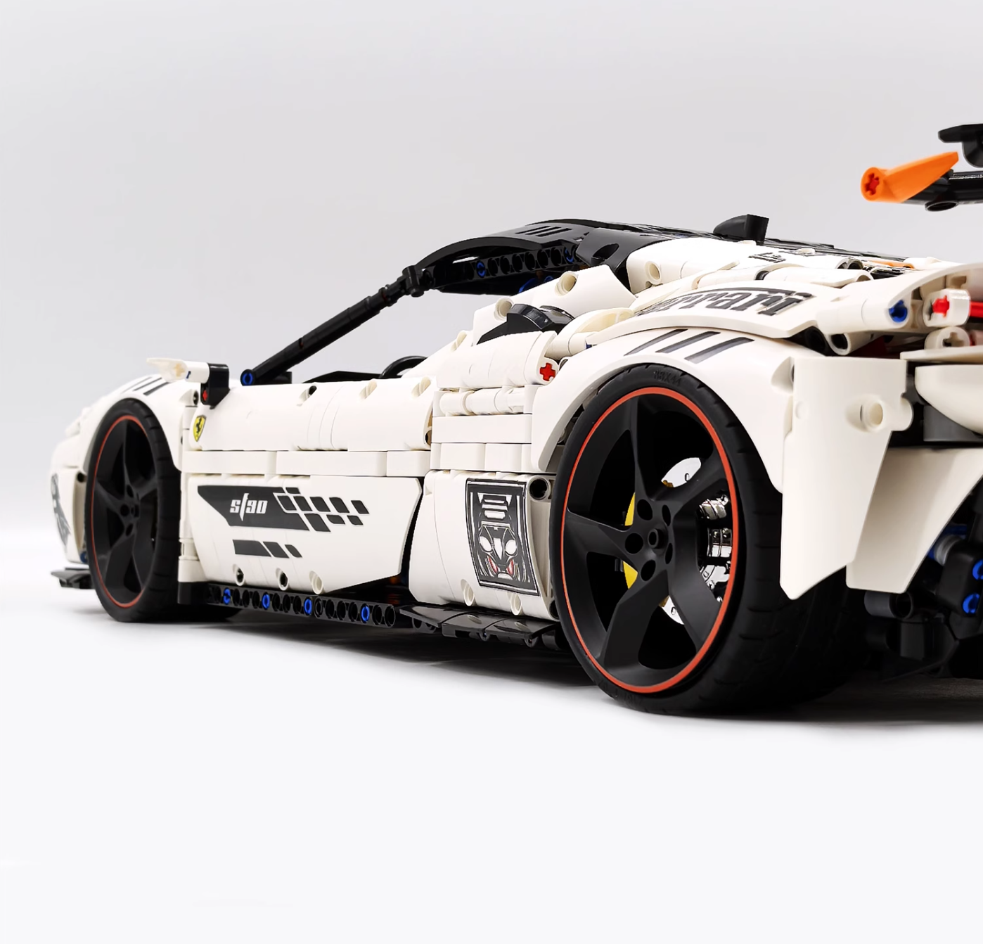1:8 SF9OXX Classic Red/White, the Ultimate Building Block Supercar (4100 pieces)