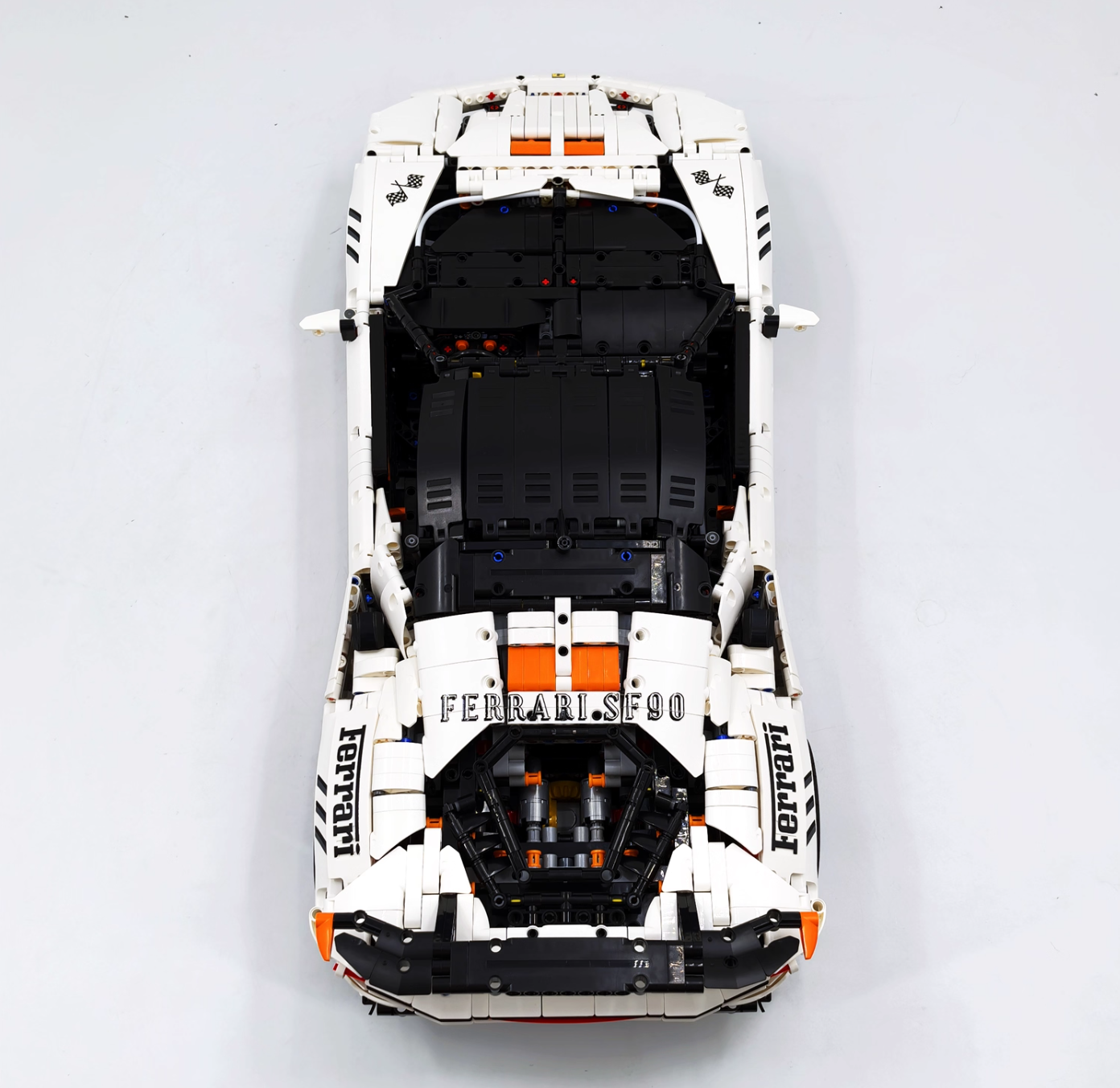 1:8 SF9OXX Classic Red/White, the Ultimate Building Block Supercar (4100 pieces)