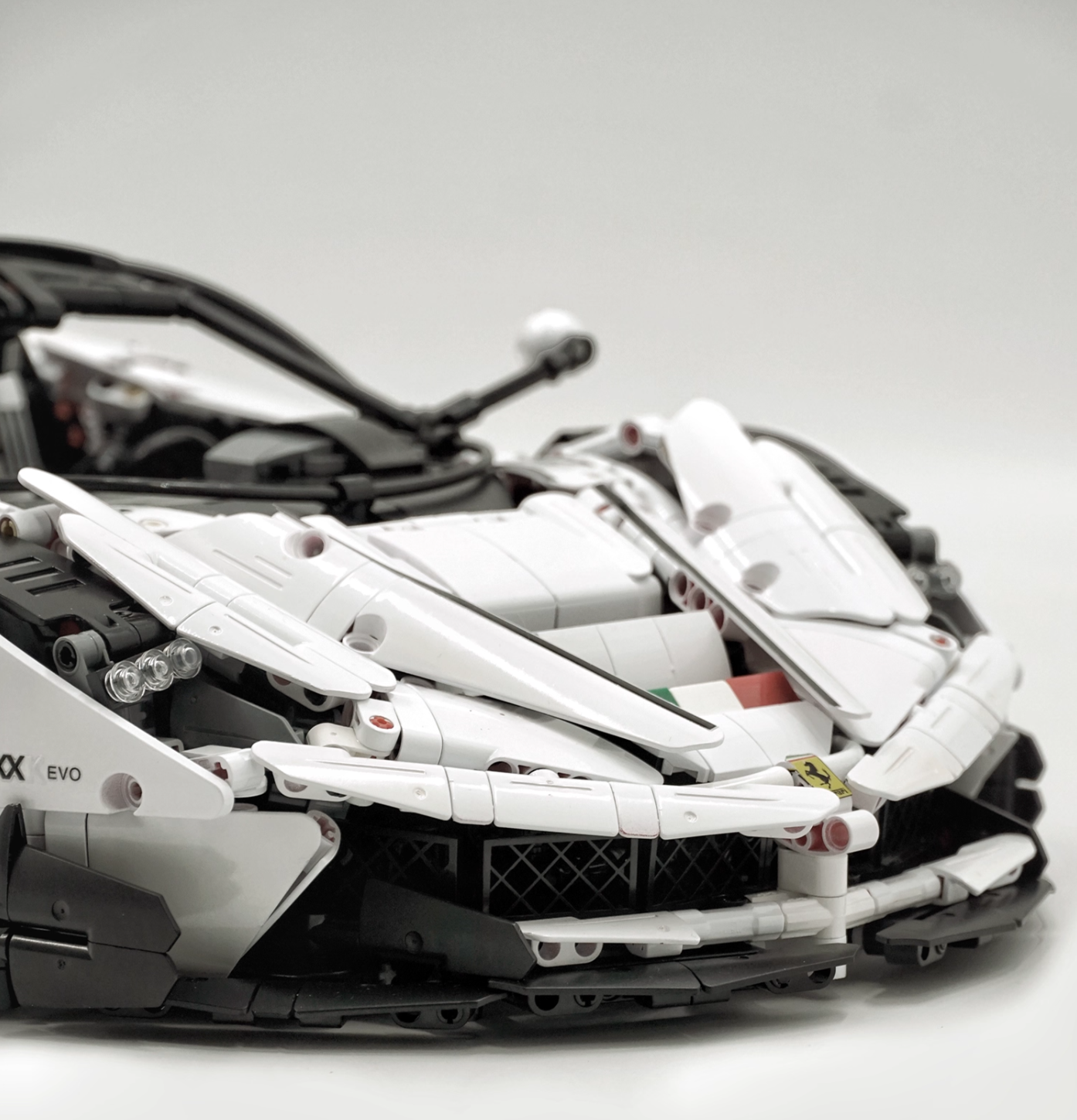 1:8 FXXK EVO custom modification, rare pearl white, oversized rear wing (4739 pieces)